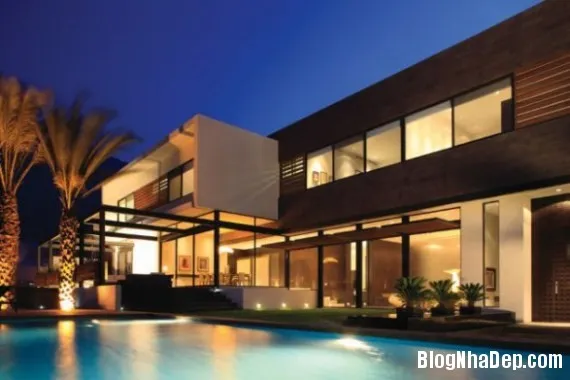 modern home design outdoor pool terrace 587x391 Biệt thự hiện đại nằm trên đồi dốc nhìn xuống thành phố Monterrey