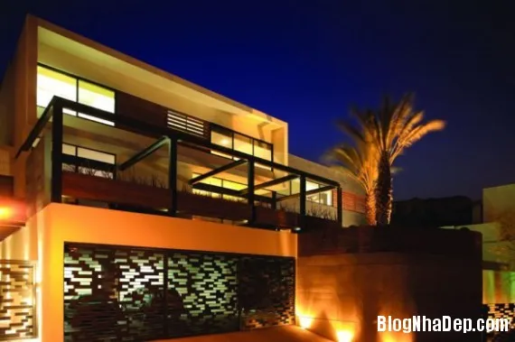 modern homes beautiful outdoor lighting 587x390 Biệt thự hiện đại nằm trên đồi dốc nhìn xuống thành phố Monterrey